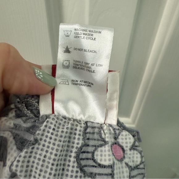 White Cross Women’s Sz XS Black Gray Pink Floral Hearts Two Pocket Scrub Top - Picture 5 of 5